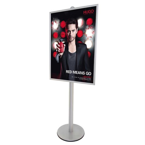  Plakatständer aus Aluminium, der mit einem Klapprahmen mit einem 30 mm hohen abgerundeten Profil ausgestattet ist.